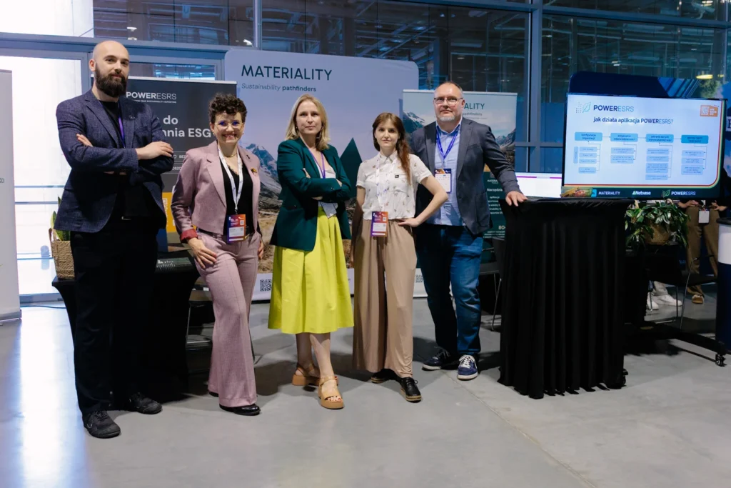 Artur Gazda, Edyta Mantorska, Justyna Biernacka, Alicja Szczygielska, Tymoteusz Chmielewski na stoisku MATERIALITY i PowerESRS na Targach Idei ESG 2026