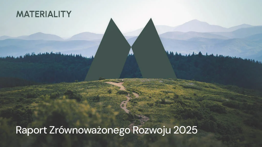 „Okładka Raportu Zrównoważonego Rozwoju MATERIALITY 2025. Na tle górskiego krajobrazu i leśnych wzgórz widoczne jest logo MATERIALITY oraz tytuł raportu.”