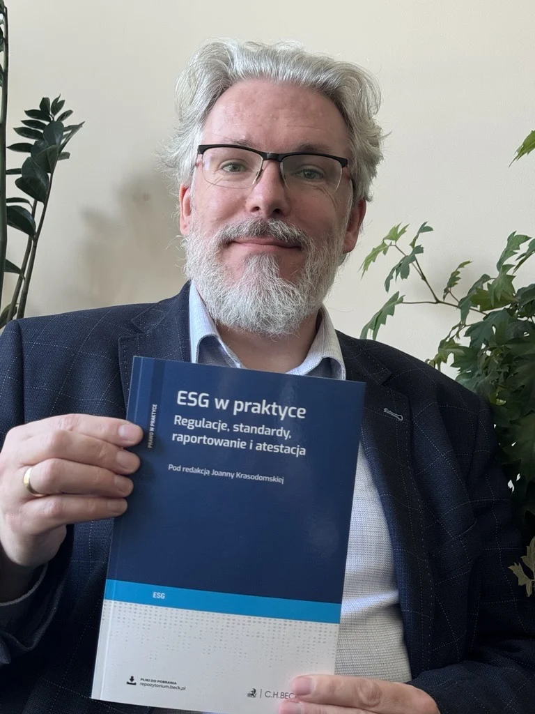 Piotr Biernacki z książką ESG w praktyce. Regulacje, standardy, raportowanie i atestacja