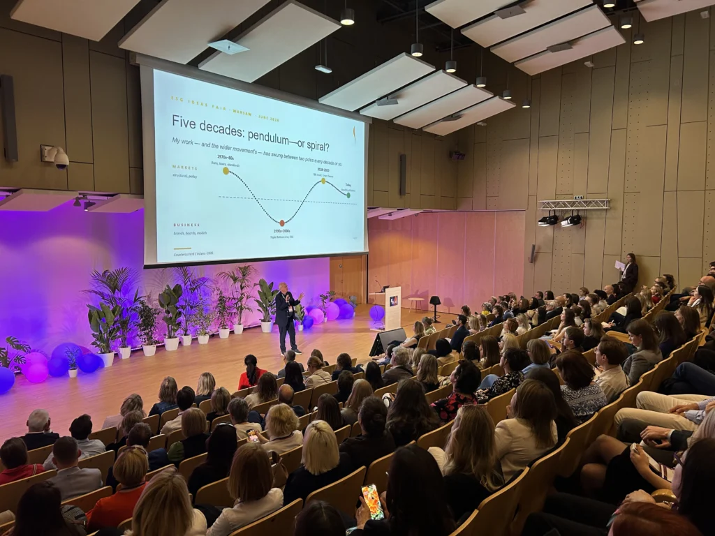 John Elkington na scenie w trakcie keynote speech na Targach Idei ESG 2026, przed nim słuchacze