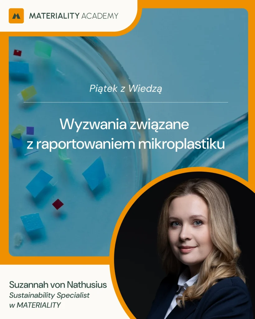 Grafika z serii „Piątek z Wiedzą” marki MATERIALITY ACADEMY. Na niebieskim tle widoczne są drobne kolorowe fragmenty tworzyw sztucznych przypominające mikroplastik umieszczone w naczyniach laboratoryjnych. W centralnej części znajduje się tytuł: „Wyzwania związane z raportowaniem mikroplastiku”. W prawym dolnym rogu umieszczono portret ekspertki. W dolnej części grafiki widnieje napis: „Suzannah von Nathusius, Sustainability Specialist w MATERIALITY”.